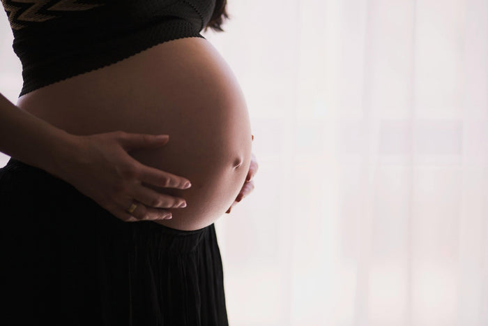 Babybauch in der Profilansicht