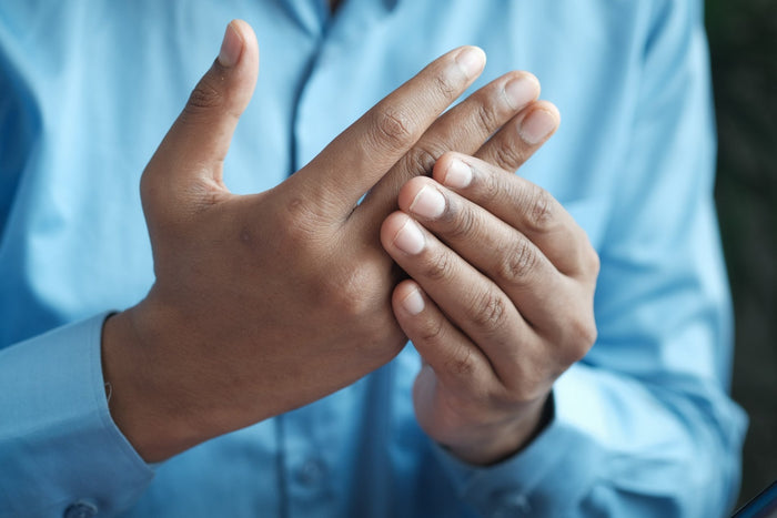 Eine Hand massiert die Finger der anderen Hand