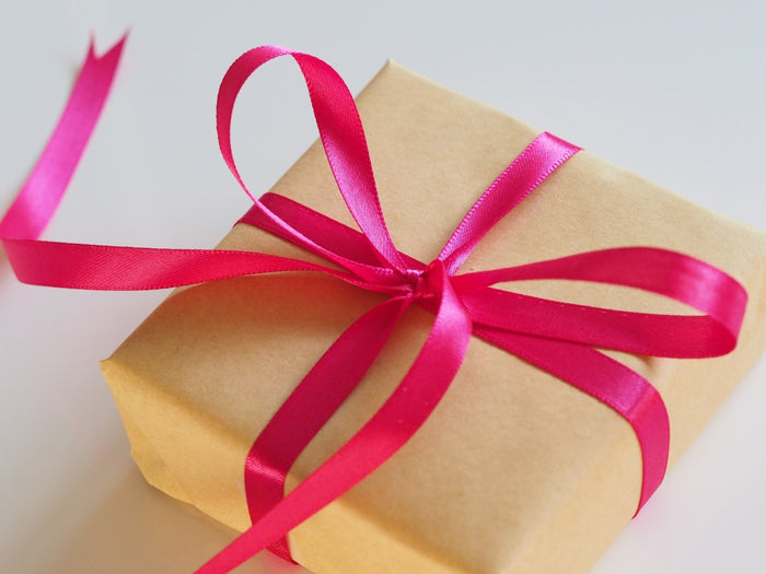 Geschenkpaket mit roter Schleife