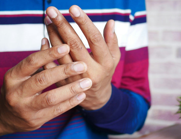 Nahaufnahme von Person, die sich die Finger hält.jpg